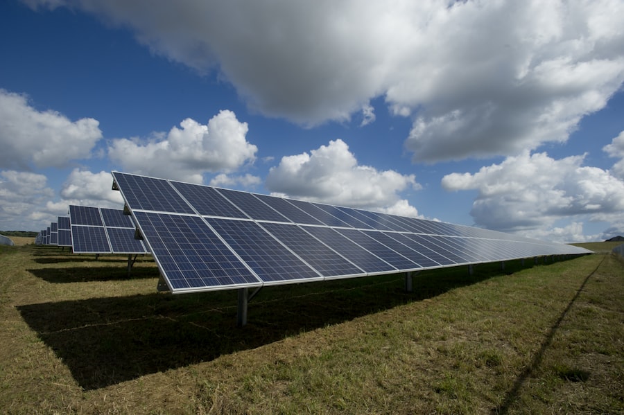 Centrale photovoltaïque au coucher du soleil